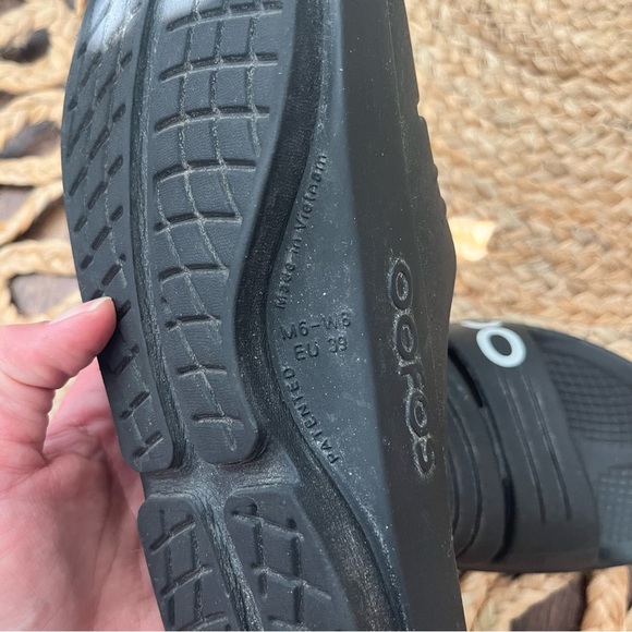 OOFOS sandals - men’s 6 women’s 8 - Picture 4 of 6